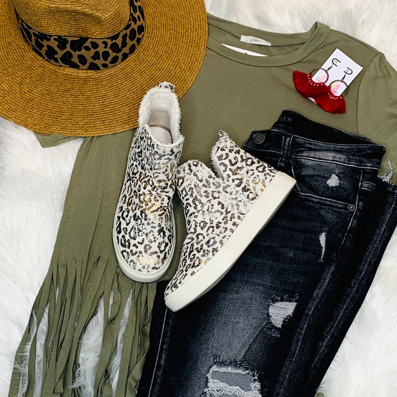 great outfit idea : white top bag sneakers leopard pants | Moda de ropa,  Tendencias ropa, Ropa de moda